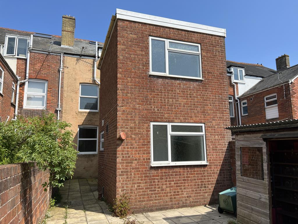 Lot: 27 - THREE STOREY FIVE-BEDROOM HOUSE FOR IMPROVEMENT - Drake Road Newport Five Bedroom House in Need of Improvement